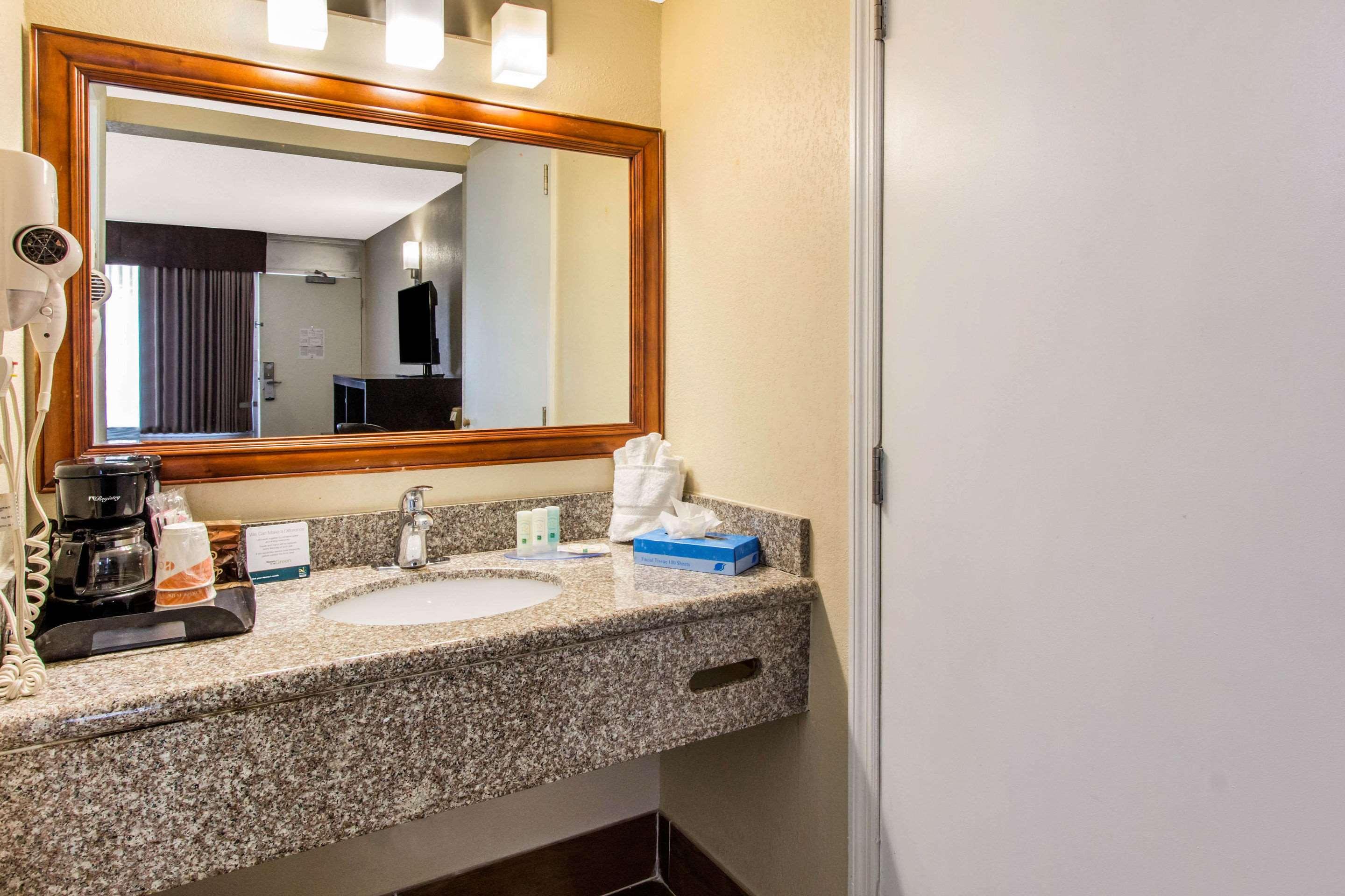 Quality Inn & Conference Center Tampa Bagian luar foto