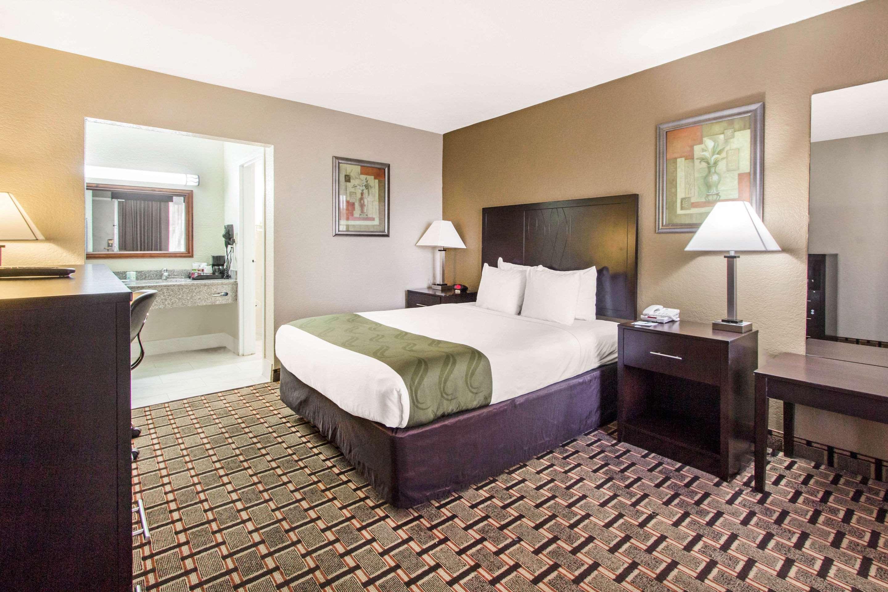 Quality Inn & Conference Center Tampa Bagian luar foto