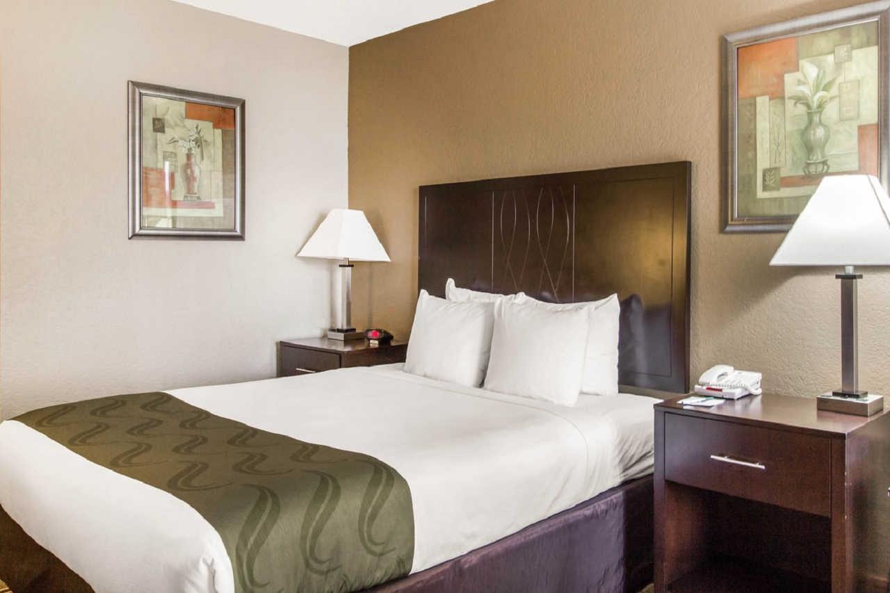 Quality Inn & Conference Center Tampa Bagian luar foto