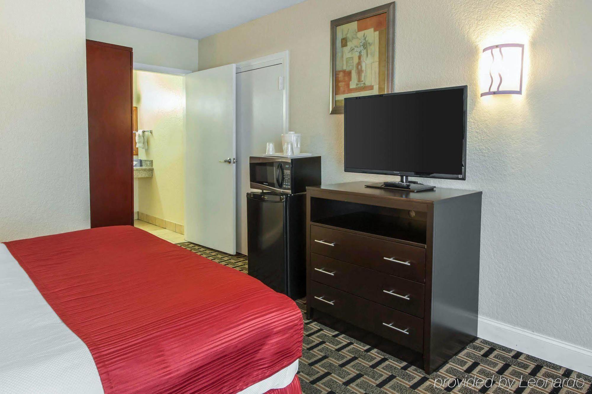Quality Inn & Conference Center Tampa Bagian luar foto